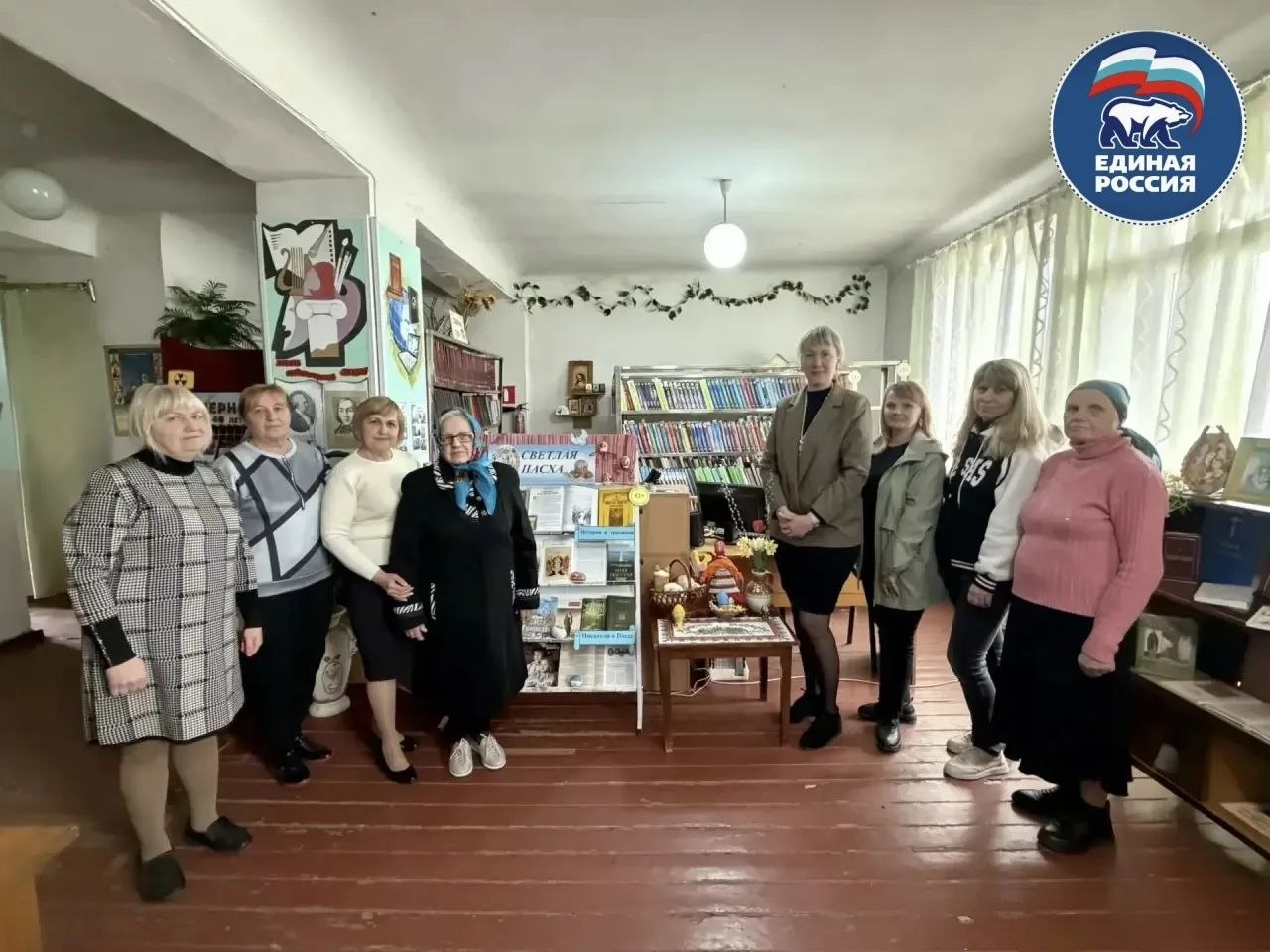 Сегодня, 07 апреля, в МБУ "ЦБСВ г. Донецка" Библиотека- филиал N 6 г. Моспино в преддверии главного православного праздника – Пасхи оформлена красочная книжная выставка «Светлая Пасха»