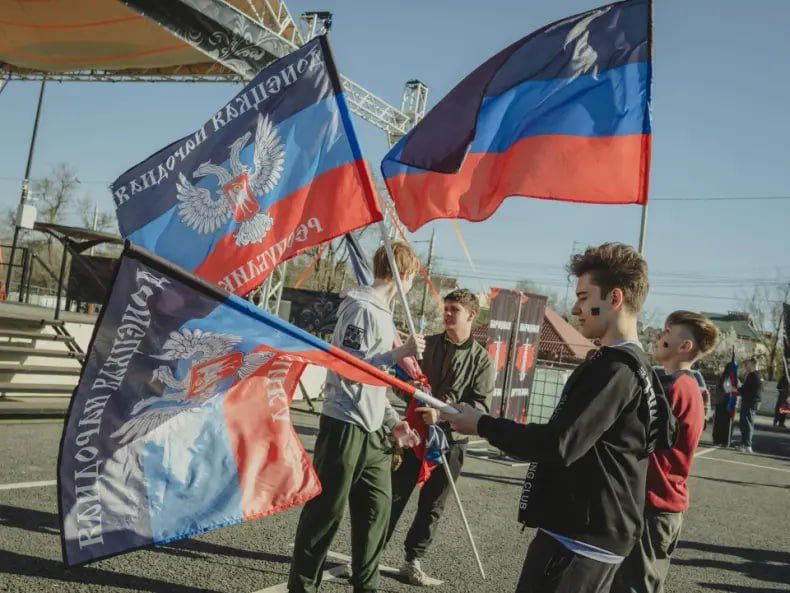 На территории Донецкого молодежного центра «30/09» прошла реконструкция событий Русской весны, приуроченная ко Дню провозглашения ДНР На территории Донецкого молодежного центра «30/09» прошла реконструкция событий Русской весны, приуроченная ко Дню провозглашения ДНР