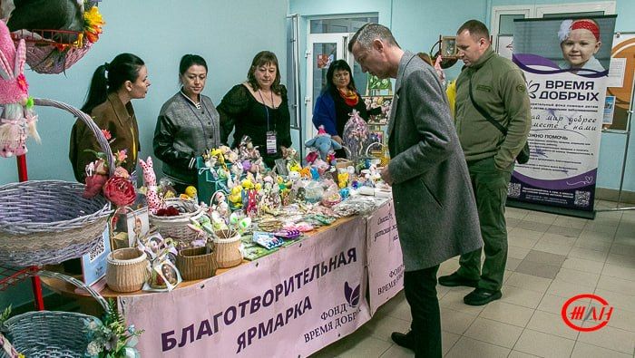 В преддверии светлого праздника Воскресения Христова в здании управления ФГУП «Железные дороги Новороссии» состоялась благотворительная ярмарка, организованная фондом «Время добрых» В преддверии светлого праздника Воскресения Христова в здании управления ФГУП «Железные дороги Новороссии» состоялась благотворительная ярмарка, организованная фондом «Время добрых»