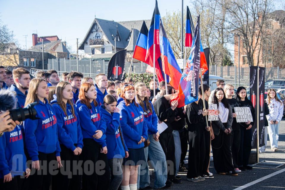 «Чтобы могли строить правильное будущее»: в Донецке прошла реконструкция событий «Русской весны» «Чтобы могли строить правильное будущее»: в Донецке прошла реконструкция событий «Русской весны»