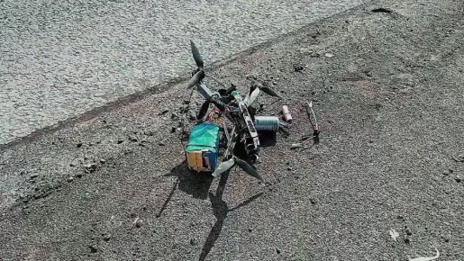FPV-дрон с самодельным взрывным устройством, которым украинские боевики пытались атаковать гражданские машины на трассе Горловка-Донецк