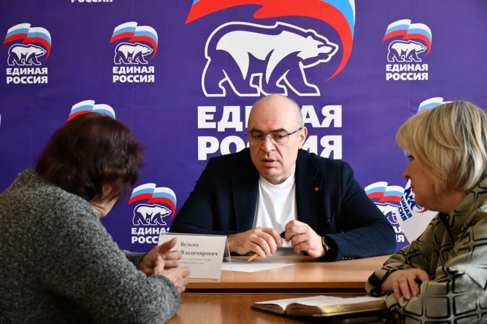 Сегодня, 7 апреля 2026 года, первый заместитель главы администрации городского округа Дебальцево Максим Вельма провел личный прием граждан в общественной приемной Всероссийской политической партии «Единая Россия» Сегодня, 7 апреля 2026 года, первый заместитель главы администрации городского округа Дебальцево Максим Вельма провел личный прием граждан в общественной приемной Всероссийской политической партии «Единая Россия»