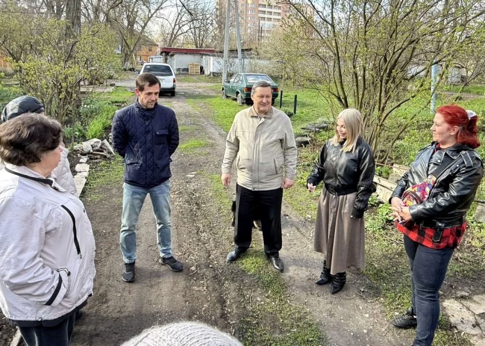 Иван Адамец: Первый заместитель руководителя управы Куйбышевского района Алина Волкова совместно с депутатами Донецкого городского совета Дмитрием Пефтеевым и Эдуардом Момотом провела встречу с жителями дома № 2/64 по улице... Иван Адамец: Первый заместитель руководителя управы Куйбышевского района Алина Волкова совместно с депутатами Донецкого городского совета Дмитрием Пефтеевым и Эдуардом Момотом провела встречу с жителями дома № 2/64 по улице...