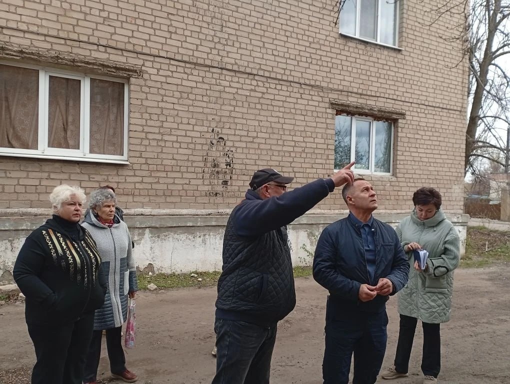 Александр Пеняев: Вместе с председателем Ясиноватского муниципального совета Анной Бондарь провели сегодня встречу с жителями дома № 68 по улице Кирова в Пантелеймоновке