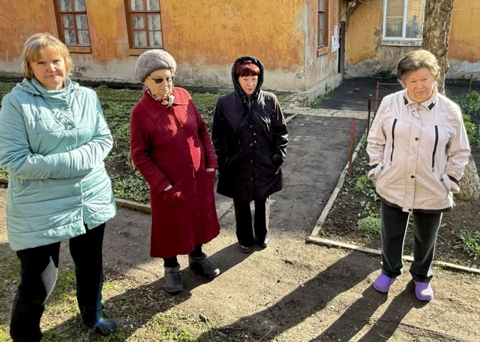 Иван Адамец: Первый заместитель руководителя управы Куйбышевского района Алина Волкова совместно с депутатами Донецкого городского совета Дмитрием Пефтеевым и Эдуардом Момотом провела встречу с жителями дома № 2/64 по улице... Иван Адамец: Первый заместитель руководителя управы Куйбышевского района Алина Волкова совместно с депутатами Донецкого городского совета Дмитрием Пефтеевым и Эдуардом Момотом провела встречу с жителями дома № 2/64 по улице...