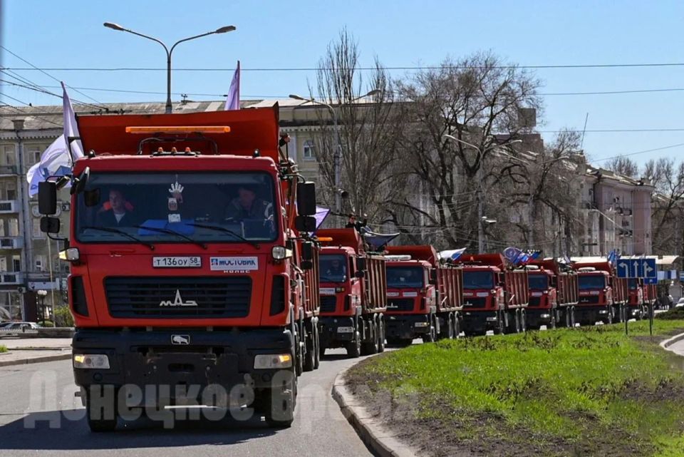 Символ возрождения и помощи: молодежь встретила годовщину создания ДНР автопробегом на КамАЗах Символ возрождения и помощи: молодежь встретила годовщину создания ДНР автопробегом на КамАЗах