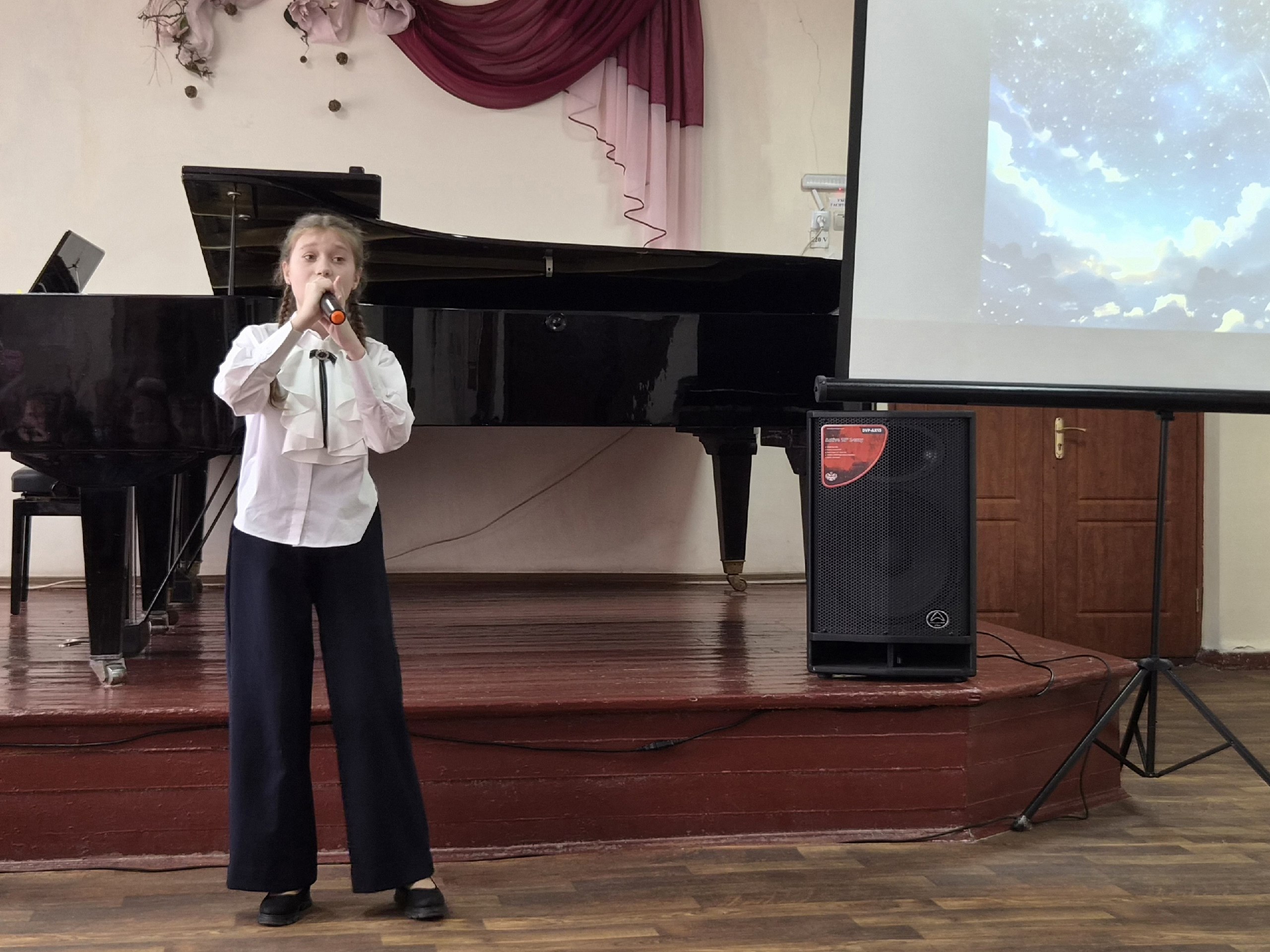 3 апреля в стенах Детской Музыкальной школы состоялся отчётный концерт вокально-хорового отдела «Пусть летит по свету песня» 3 апреля в стенах Детской Музыкальной школы состоялся отчётный концерт вокально-хорового отдела «Пусть летит по свету песня»