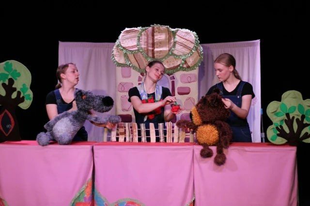 Горловский театр кукол открыл гастрольный тур по Золотому кольцу России премьерой и дебютом молодой артистки