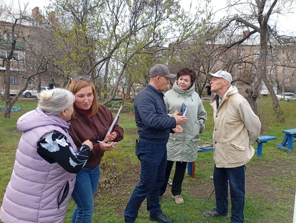 Александр Пеняев: Вместе с председателем Ясиноватского муниципального совета Анной Бондарь провели сегодня встречу с жителями дома № 68 по улице Кирова в Пантелеймоновке Александр Пеняев: Вместе с председателем Ясиноватского муниципального совета Анной Бондарь провели сегодня встречу с жителями дома № 68 по улице Кирова в Пантелеймоновке