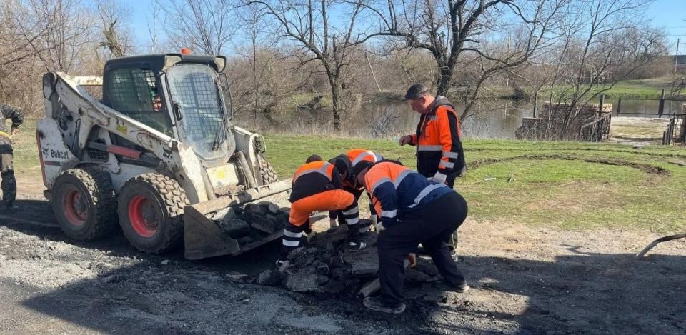 Сергей Желновач: Специалисты Хабаровского края фрезеровали старый асфальт на одной из улиц Дебальцево