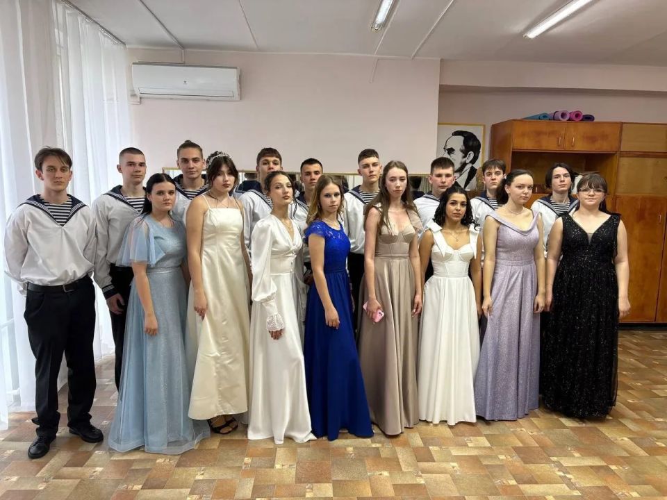 Мариупольские лицеисты приняли участие в курсантском балу в Керчи