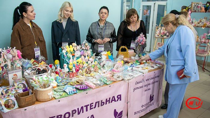 В преддверии светлого праздника Воскресения Христова в здании управления ФГУП «Железные дороги Новороссии» состоялась благотворительная ярмарка, организованная фондом «Время добрых» В преддверии светлого праздника Воскресения Христова в здании управления ФГУП «Железные дороги Новороссии» состоялась благотворительная ярмарка, организованная фондом «Время добрых»
