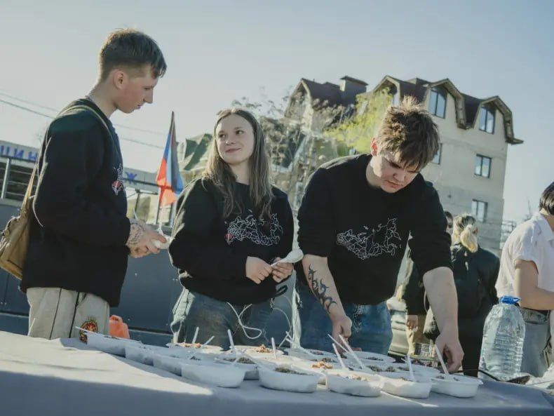 На территории Донецкого молодежного центра «30/09» прошла реконструкция событий Русской весны, приуроченная ко Дню провозглашения ДНР На территории Донецкого молодежного центра «30/09» прошла реконструкция событий Русской весны, приуроченная ко Дню провозглашения ДНР