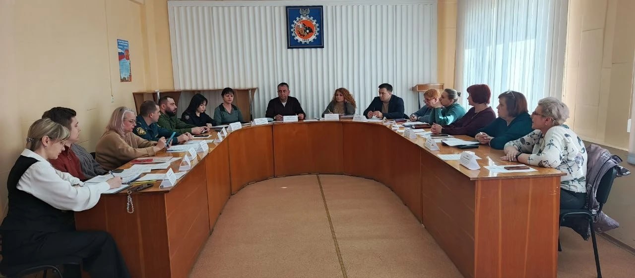 07.04.2026 в Управе Кировского внутригородского района Администрации городского округа Донецк прошло заседание Комиссии по делам несовершеннолетних и защите их прав