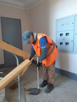 В Мариуполе коммунальщики благоустроили еще более 60 придомовых территорий