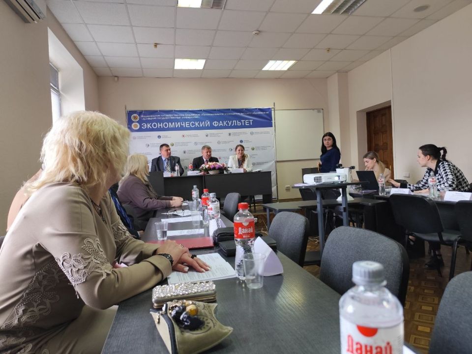 Принял участие в работе III Всероссийского научно-практического семинара "Государство, регион и общественность в природоохранной деятельности", проходившего сегодня в ФГБУВО "Донецкий государственный университет" Принял участие в работе III Всероссийского научно-практического семинара "Государство, регион и общественность в природоохранной деятельности", проходившего сегодня в ФГБУВО "Донецкий государственный университет"