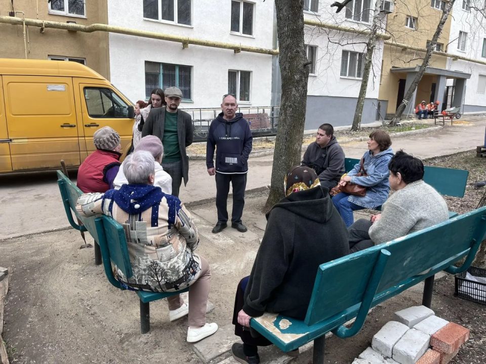Управляющий делами Администрации муниципального образования г.о. Харцызск Александр Бабанов совместно с депутатом городского совета Дмитрием Ставицким провели встречу с жителями дома 24 по бульвару Полупанова Управляющий делами Администрации муниципального образования г.о. Харцызск Александр Бабанов совместно с депутатом городского совета Дмитрием Ставицким провели встречу с жителями дома 24 по бульвару Полупанова