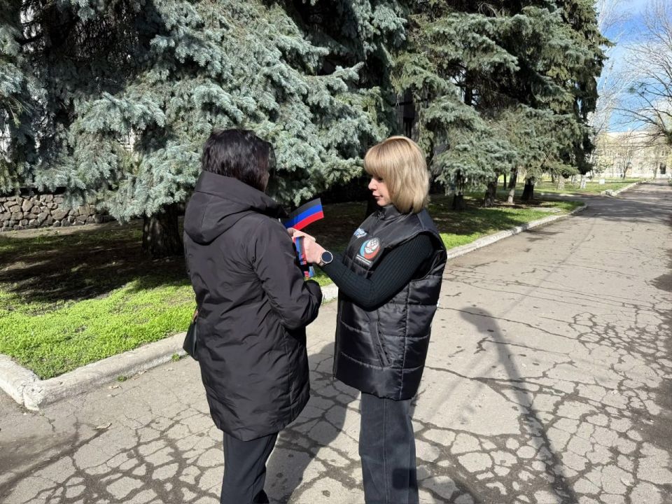 Сегодня, 7 апреля, в честь 12-й годовщины провозглашения Донецкой Народной Республики, в рамках партийного проекта «Историческая память» Единой России и проекта Общественного Движения «Донецкая Республика» «Эхо времен» в... Сегодня, 7 апреля, в честь 12-й годовщины провозглашения Донецкой Народной Республики, в рамках партийного проекта «Историческая память» Единой России и проекта Общественного Движения «Донецкая Республика» «Эхо времен» в...