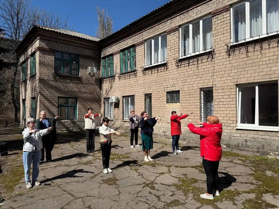Вместе бодрее!»: коллективы подведомственных учреждений Минтруда ДНР активизировали корпоративную физическую культуру через производственную зарядку Вместе бодрее!»: коллективы подведомственных учреждений Минтруда ДНР активизировали корпоративную физическую культуру через производственную зарядку
