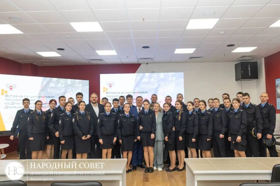 Константин Кузьмин: В двенадцатую годовщину Дня провозглашения Донецкой Народной Республики пообщались с молодежью Константин Кузьмин: В двенадцатую годовщину Дня провозглашения Донецкой Народной Республики пообщались с молодежью