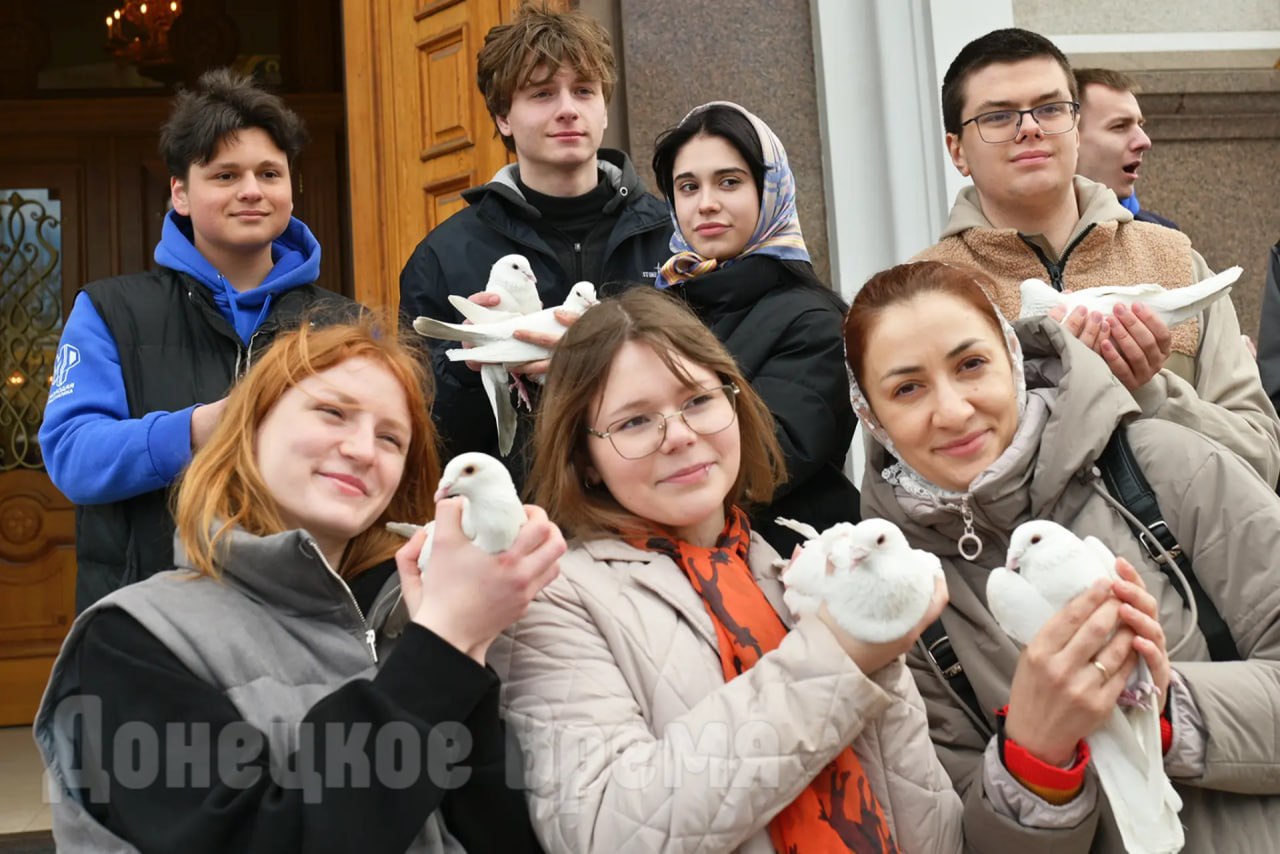 Как символ мира и бессмертия души: в Благовещение в небо над Донецком запустили белых голубей Как символ мира и бессмертия души: в Благовещение в небо над Донецком запустили белых голубей