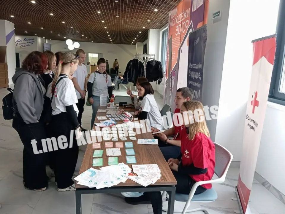 В рамках нацпроекта «Молодёжь и дети» в молодёжном центре «30/09» сотрудники управления молодёжной политики администрации г.о. Донецк совместно с волонтёрами-медиками провели акцию «Будь здоров ФЕСТ», приуроченную ко... В рамках нацпроекта «Молодёжь и дети» в молодёжном центре «30/09» сотрудники управления молодёжной политики администрации г.о. Донецк совместно с волонтёрами-медиками провели акцию «Будь здоров ФЕСТ», приуроченную ко...