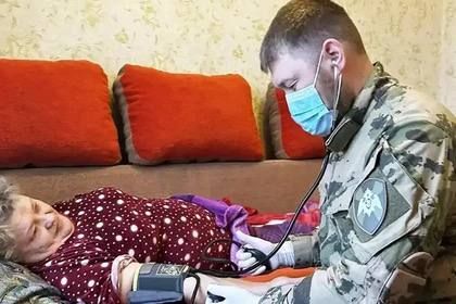 Бойцы Росгвардии оказали медпомощь женщине из отдаленного населенного пункта ДНР