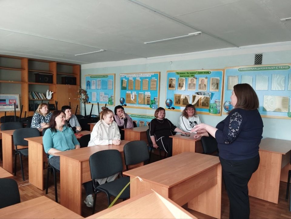 Сегодня депутат Тельмановского муниципального совета Юлия Налбат встретилась с трудовым коллективом отдела образования Администрации Тельмановского муниципального округа