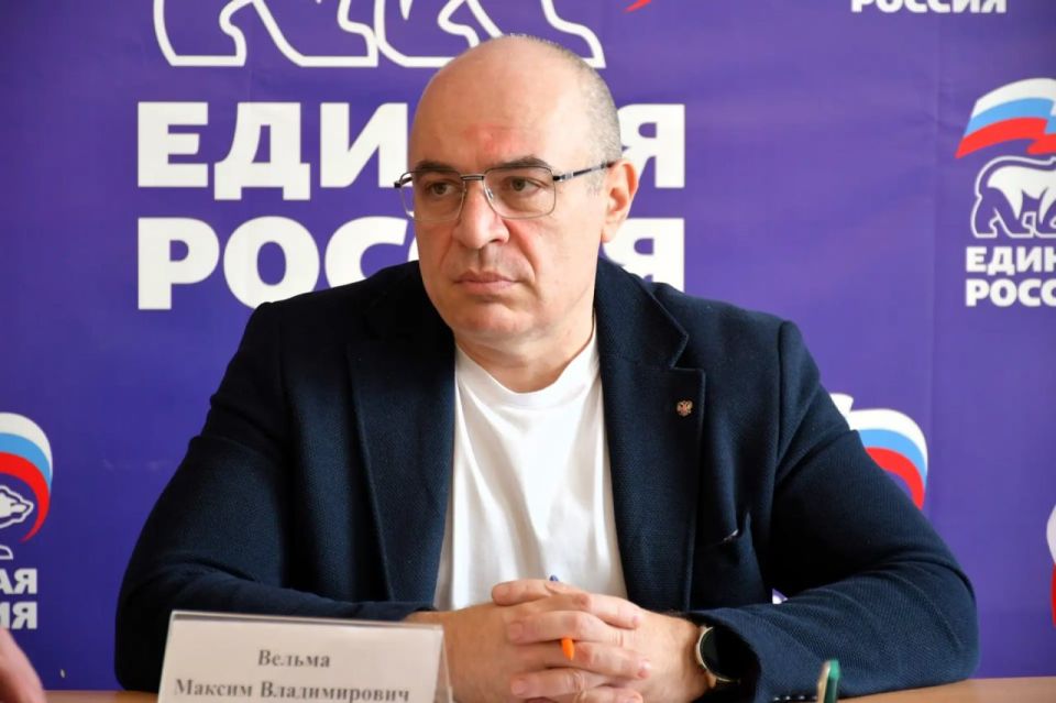 Сегодня, 7 апреля 2026 года, первый заместитель главы администрации городского округа Дебальцево Максим Вельма провел личный прием граждан в общественной приемной Всероссийской политической партии «Единая Россия»