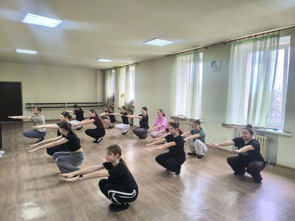 Республиканская зарядка. 6 апреля в учреждениях культуры городского округа Енакиево состоялась республиканская зарядка, организованная в рамках Федерального проекта «Здоровье для каждого» регионального движения Донецкой... Республиканская зарядка. 6 апреля в учреждениях культуры городского округа Енакиево состоялась республиканская зарядка, организованная в рамках Федерального проекта «Здоровье для каждого» регионального движения Донецкой...
