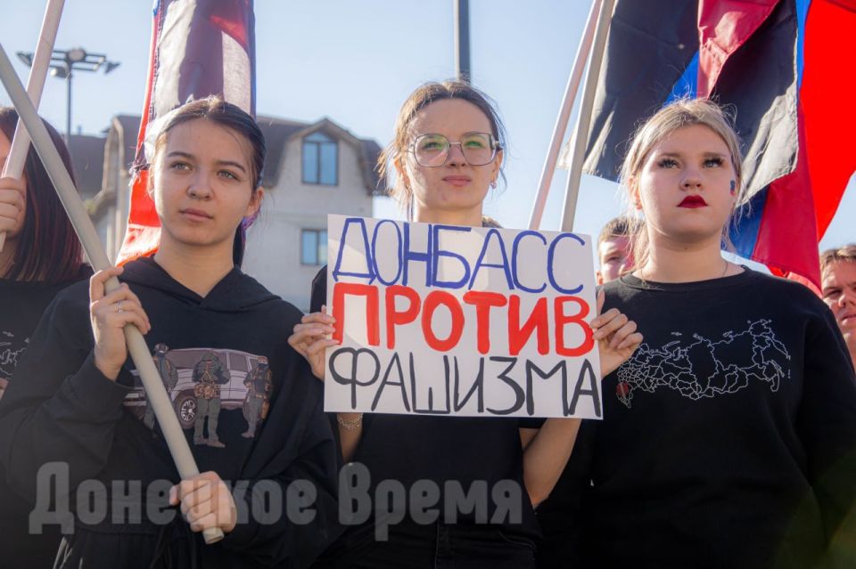 «Чтобы могли строить правильное будущее»: в Донецке прошла реконструкция событий «Русской весны» «Чтобы могли строить правильное будущее»: в Донецке прошла реконструкция событий «Русской весны»