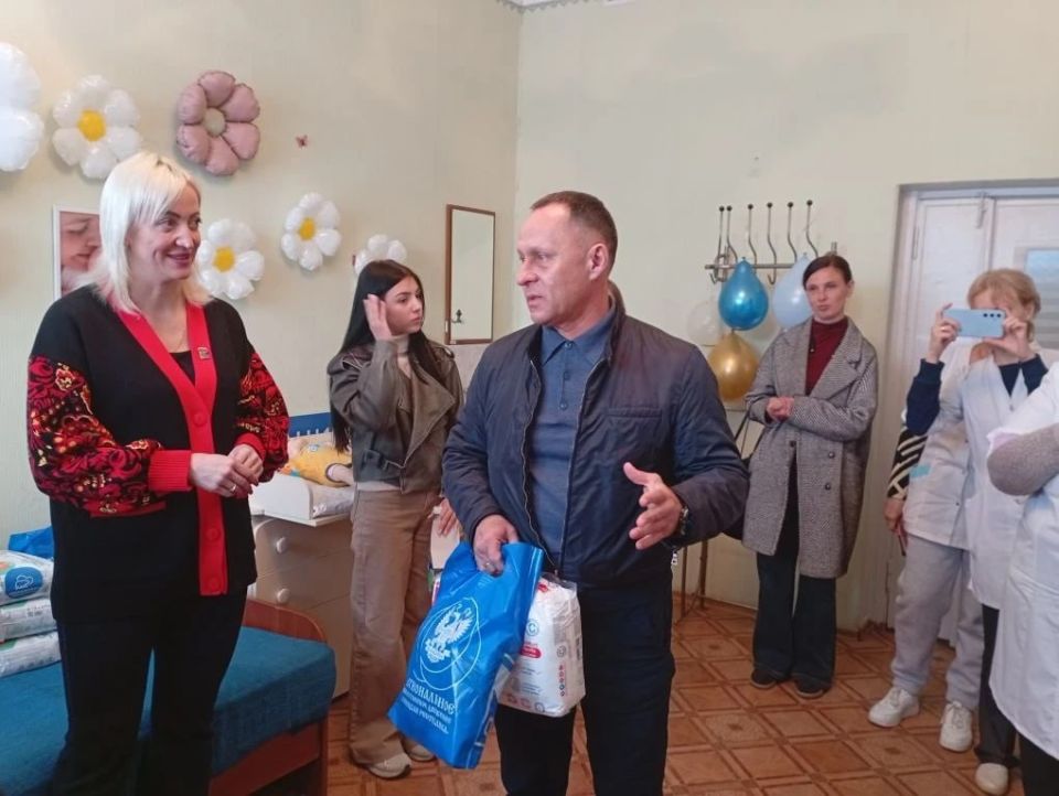 Александр Пеняев: В рамках Всероссийского Дня беременных вместе с координатором Женского движения «Единой России» в Ясиноватой Натальей Филипповой встретились с будущими мамочками нашего округа Александр Пеняев: В рамках Всероссийского Дня беременных вместе с координатором Женского движения «Единой России» в Ясиноватой Натальей Филипповой встретились с будущими мамочками нашего округа