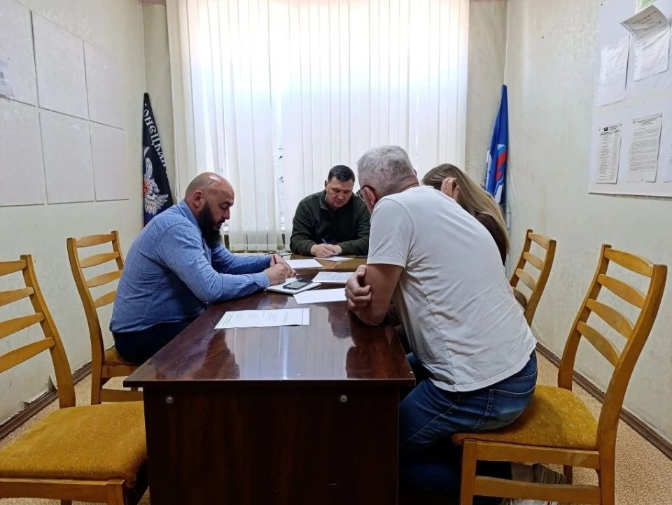 Глава Амвросиевского муниципального округа Игорь Лызов провел прием граждан Глава Амвросиевского муниципального округа Игорь Лызов провел прием граждан