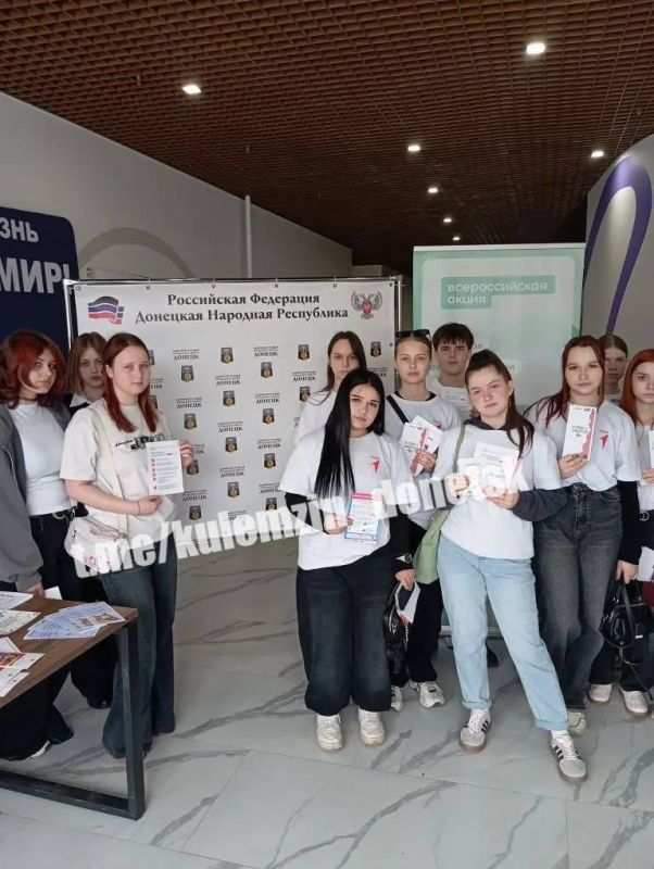 В рамках нацпроекта «Молодёжь и дети» в молодёжном центре «30/09» сотрудники управления молодёжной политики администрации г.о. Донецк совместно с волонтёрами-медиками провели акцию «Будь здоров ФЕСТ», приуроченную ко... В рамках нацпроекта «Молодёжь и дети» в молодёжном центре «30/09» сотрудники управления молодёжной политики администрации г.о. Донецк совместно с волонтёрами-медиками провели акцию «Будь здоров ФЕСТ», приуроченную ко...