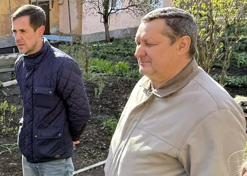 Иван Адамец: Первый заместитель руководителя управы Куйбышевского района Алина Волкова совместно с депутатами Донецкого городского совета Дмитрием Пефтеевым и Эдуардом Момотом провела встречу с жителями дома № 2/64 по улице... Иван Адамец: Первый заместитель руководителя управы Куйбышевского района Алина Волкова совместно с депутатами Донецкого городского совета Дмитрием Пефтеевым и Эдуардом Момотом провела встречу с жителями дома № 2/64 по улице...