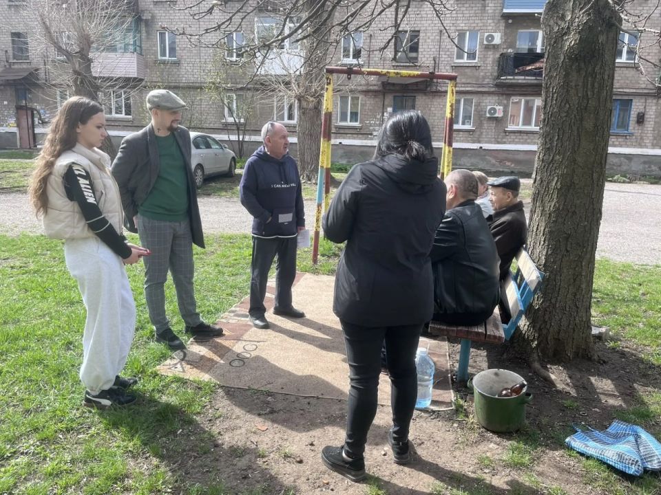 Управляющий делами Администрации муниципального образования г.о. Харцызск Александр Бабанов совместно с депутатом городского совета Дмитрием Ставицким провели встречу с жителями дома 24 по бульвару Полупанова Управляющий делами Администрации муниципального образования г.о. Харцызск Александр Бабанов совместно с депутатом городского совета Дмитрием Ставицким провели встречу с жителями дома 24 по бульвару Полупанова