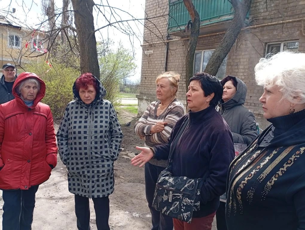 Александр Пеняев: Вместе с председателем Ясиноватского муниципального совета Анной Бондарь провели сегодня встречу с жителями дома № 68 по улице Кирова в Пантелеймоновке Александр Пеняев: Вместе с председателем Ясиноватского муниципального совета Анной Бондарь провели сегодня встречу с жителями дома № 68 по улице Кирова в Пантелеймоновке