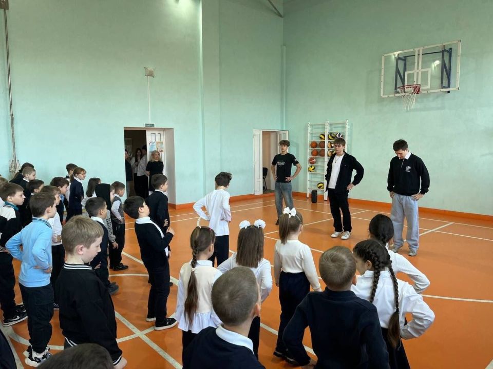 Молодёжка Мангуша провела зарядку ко Всемирному дню здоровья Молодёжка Мангуша провела зарядку ко Всемирному дню здоровья
