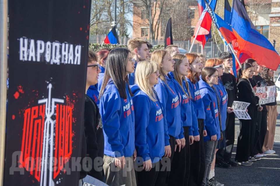«Чтобы могли строить правильное будущее»: в Донецке прошла реконструкция событий «Русской весны» «Чтобы могли строить правильное будущее»: в Донецке прошла реконструкция событий «Русской весны»