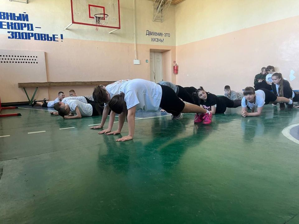 В школах Ждановки провели «Республиканскую зарядку» в честь Всемирного дня здоровья В школах Ждановки провели «Республиканскую зарядку» в честь Всемирного дня здоровья