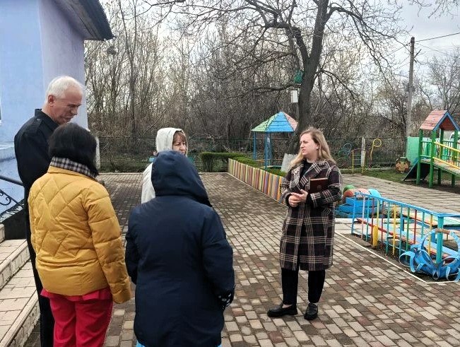 7 апреля, в рамках поручения Главы ДНР Дениса Пушилина, депутат Макеевского городского созыва Донецкой Народной Республики первого созыва Алена Трякина провела встречу с населением возле дома № 1А по улице Вышинского в...