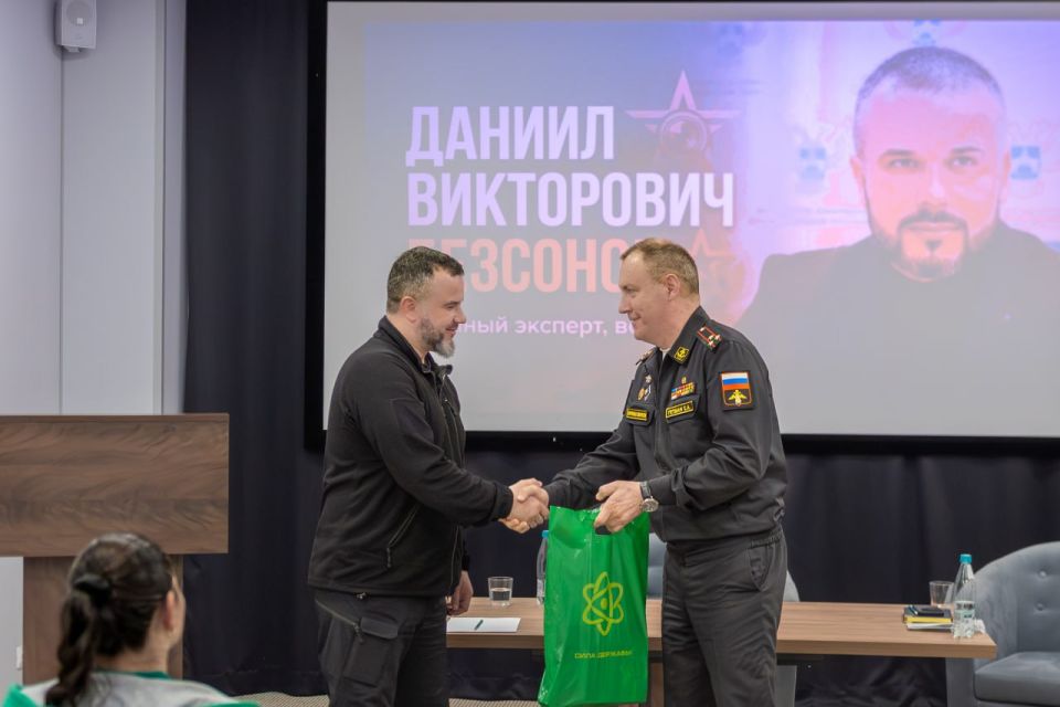 Информационное противоборство на практике: Даниил Безсонов провёл встречу с военкорами «Силы Державы» Информационное противоборство на практике: Даниил Безсонов провёл встречу с военкорами «Силы Державы»