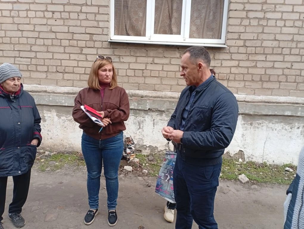 Александр Пеняев: Вместе с председателем Ясиноватского муниципального совета Анной Бондарь провели сегодня встречу с жителями дома № 68 по улице Кирова в Пантелеймоновке Александр Пеняев: Вместе с председателем Ясиноватского муниципального совета Анной Бондарь провели сегодня встречу с жителями дома № 68 по улице Кирова в Пантелеймоновке