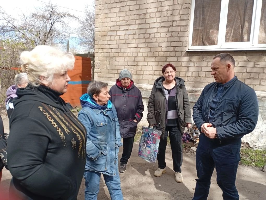 Александр Пеняев: Вместе с председателем Ясиноватского муниципального совета Анной Бондарь провели сегодня встречу с жителями дома № 68 по улице Кирова в Пантелеймоновке Александр Пеняев: Вместе с председателем Ясиноватского муниципального совета Анной Бондарь провели сегодня встречу с жителями дома № 68 по улице Кирова в Пантелеймоновке