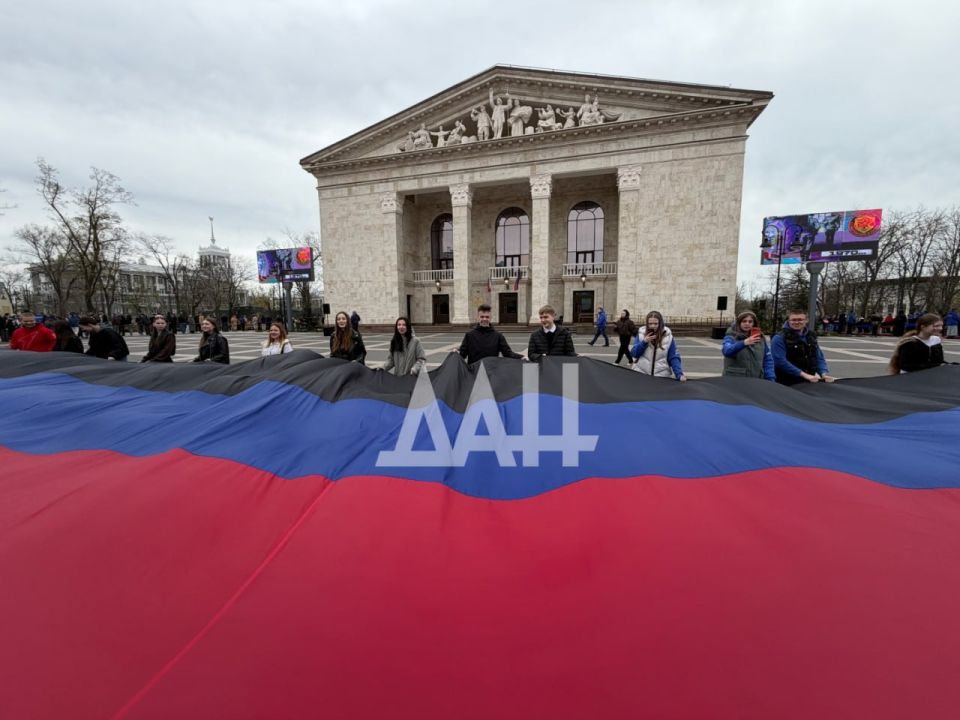 200-метровый флаг Республики развернули в Мариуполе