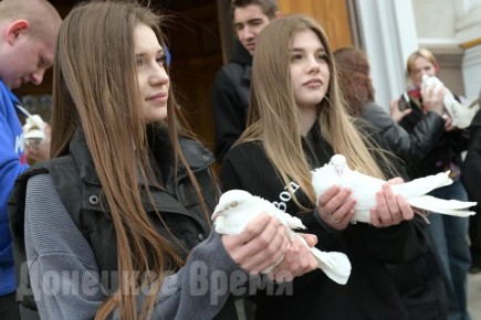 Как символ мира и бессмертия души: в Благовещение в небо над Донецком запустили белых голубей