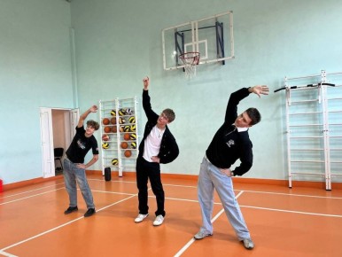 Активисты Мангушского местного отделения «Молодой Гвардии «Единой России» провели зарядку ко Всемирному дню здоровья для обучающихся Мангушской школы № 2