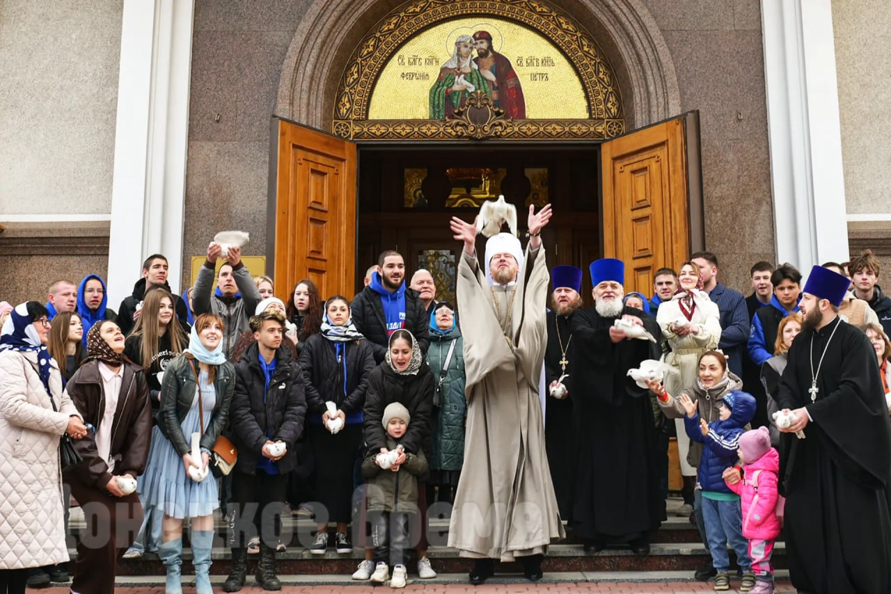 Как символ мира и бессмертия души: в Благовещение в небо над Донецком запустили белых голубей Как символ мира и бессмертия души: в Благовещение в небо над Донецком запустили белых голубей