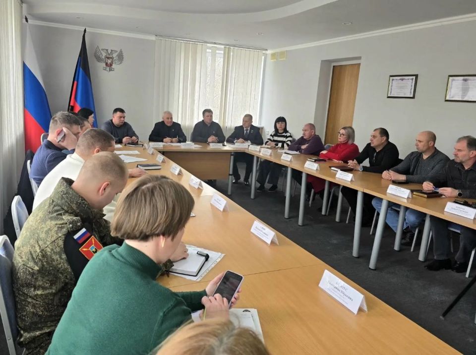 Дмитрий Огилец: Сегодня принял участие в еженедельном аппаратном совещании на своём округе Харцызск, с участием руководителей всех структурных подразделений городского округа Дмитрий Огилец: Сегодня принял участие в еженедельном аппаратном совещании на своём округе Харцызск, с участием руководителей всех структурных подразделений городского округа