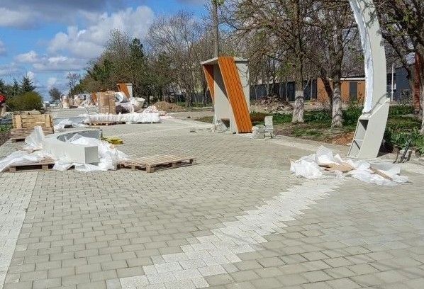 Так сейчас выглядит новый сквер, который благоустраивает Тульская область на пересечении пр. Победы и пр. Ленинградского. Открыть его обещали ко Дню Победы